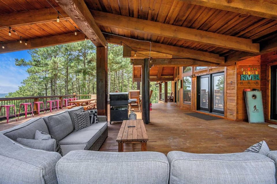 Stairway to Heaven Hot Tub Deck Sleeps 18 House in Oklahoma