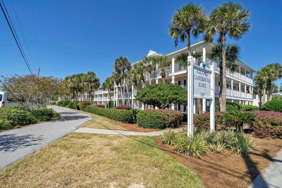 Condo with Gulf View & pool, beach access & bunks Apartment in Destin