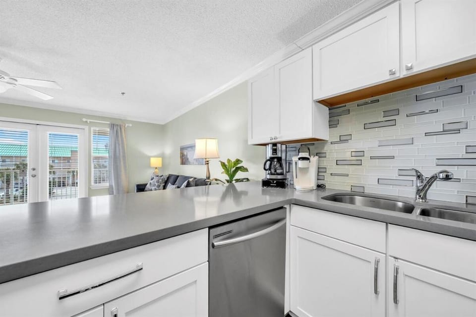 Condo with Gulf View & pool, beach access & bunks Apartment in Destin