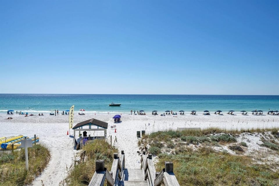 Condo with Gulf View & pool, beach access & bunks Apartment in Destin