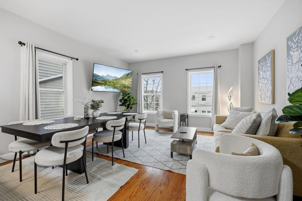 Sleeps 19 • 15ft Celings • Near NYC House in Secaucus