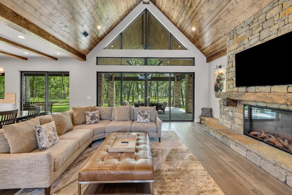 Lakefront Estate on 26 Acres: Hot Tub & Games House in Ozark Mountains
