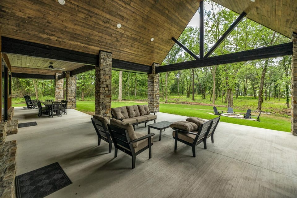 Lakefront Estate on 26 Acres: Hot Tub & Games House in Ozark Mountains