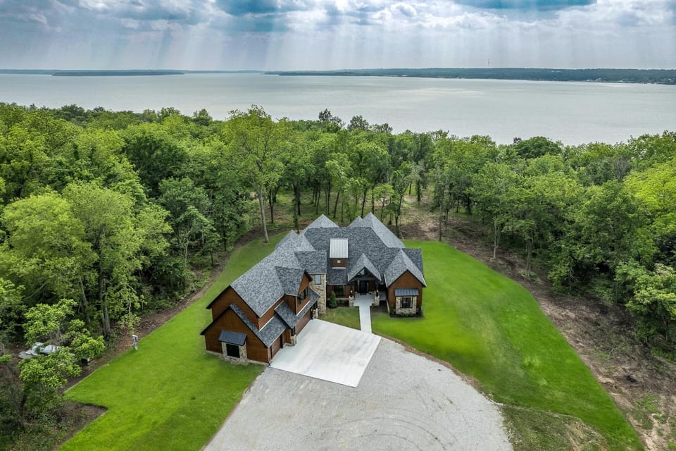 Lakefront Estate on 26 Acres: Hot Tub & Games House in Ozark Mountains