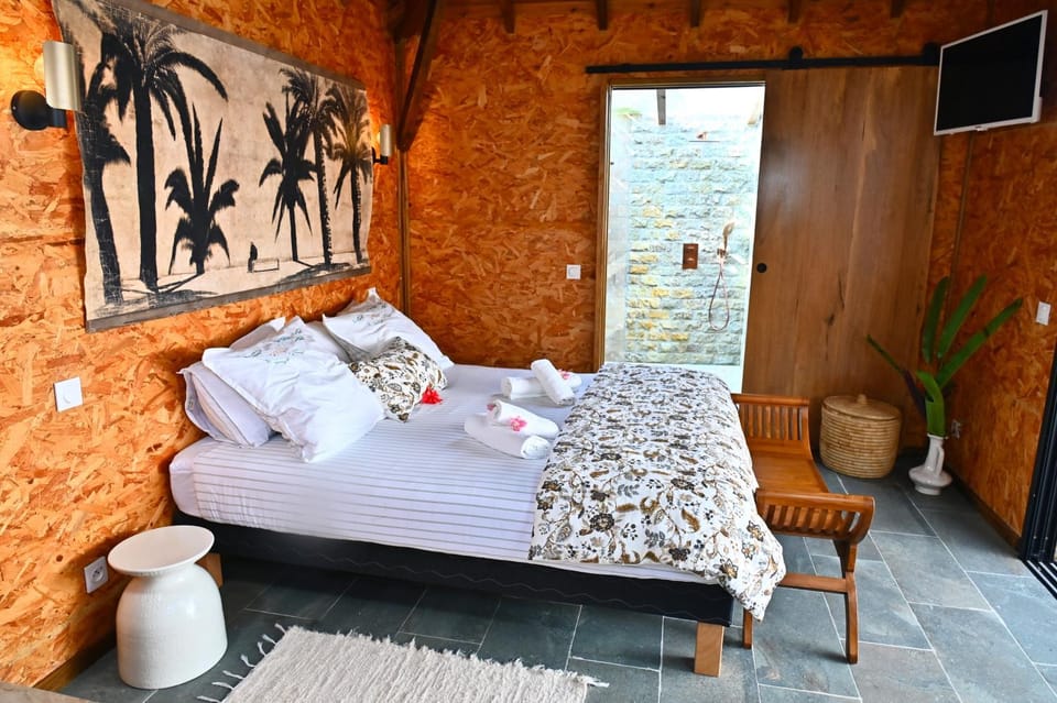 Shower, Bed, TV and multimedia, Photo of the whole room, Bedroom, towels