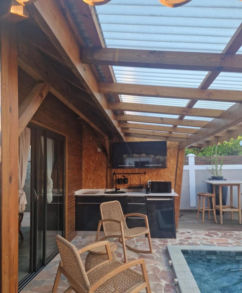 Patio, Coffee/tea facilities, View (from property/room), Kitchen or kitchenette, Dining area, microwave, sunbed