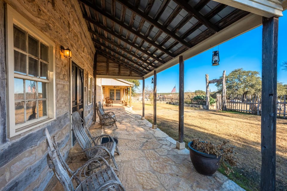 Texas Cowboys & Indians - Close to Luckenbach & Bar On Site Bed and Breakfast in Rio Grande