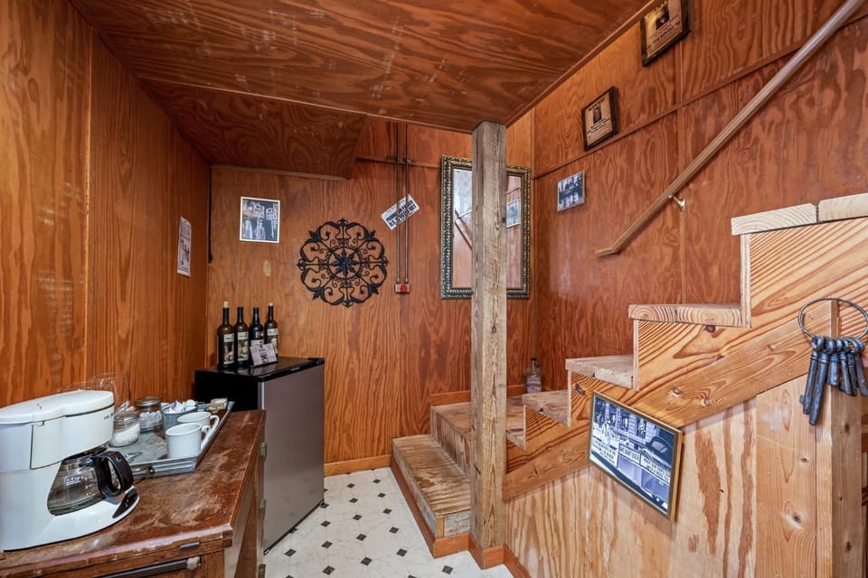 Texas Prohibition - Close to Luckenbach & Bar On Site Bed and Breakfast in Rio Grande