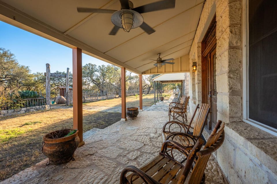 Texas Sunset - Close to Luckenbach & Bar On Site Bed and Breakfast in Rio Grande
