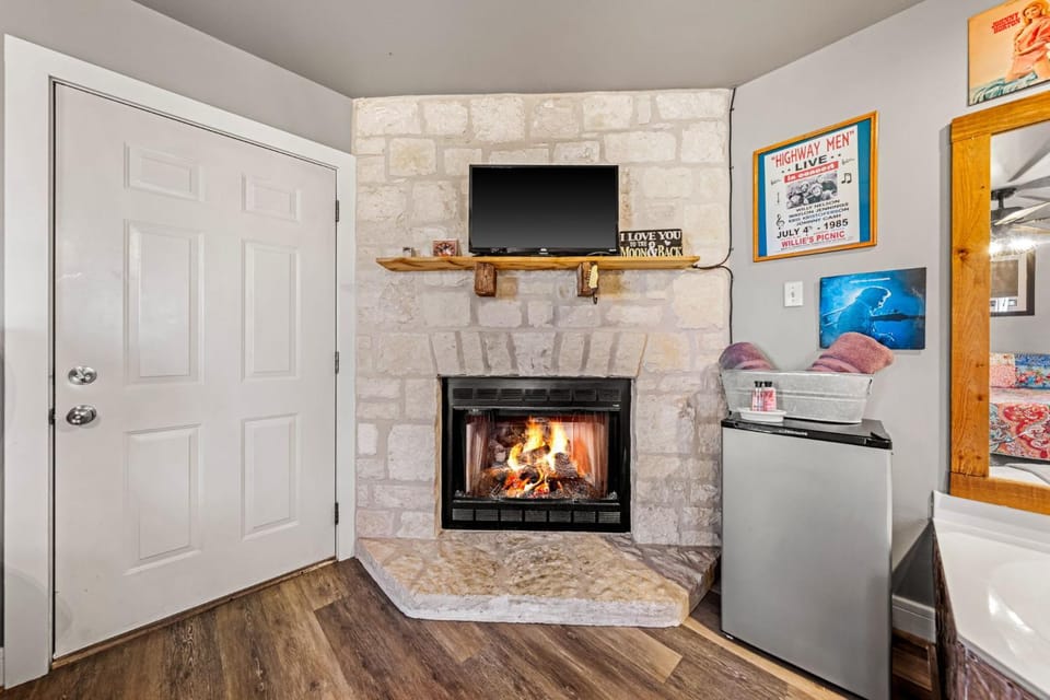 Texas Music - Close to Luckenbach & Bar On Site Bed and Breakfast in Rio Grande