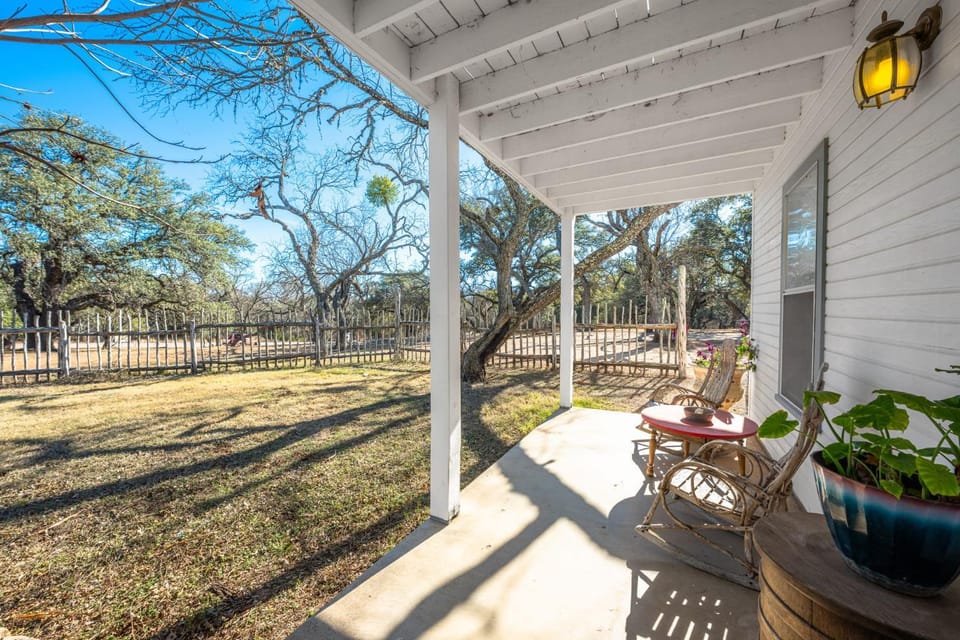 Texas Wine - Close to Luckenbach & Bar On Site Bed and Breakfast in Rio Grande