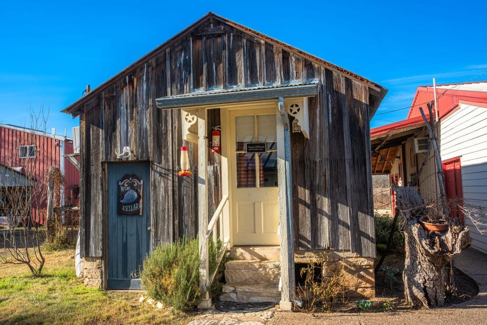 Texas Oil Boom - Close to Luckenbach & Bar On Site Bed and Breakfast in Rio Grande