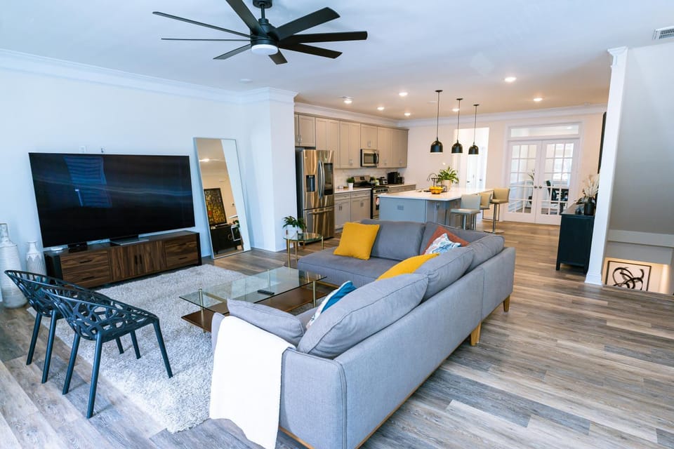 Ensuite King bedroom Vacation rental in University Place