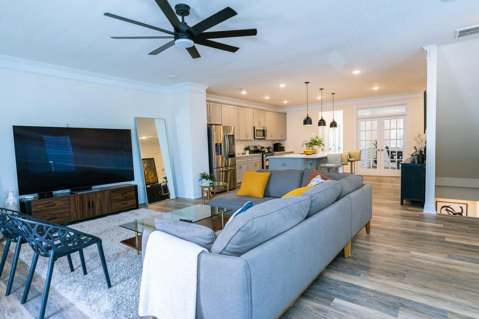Ensuite King bedroom Vacation rental in University Place