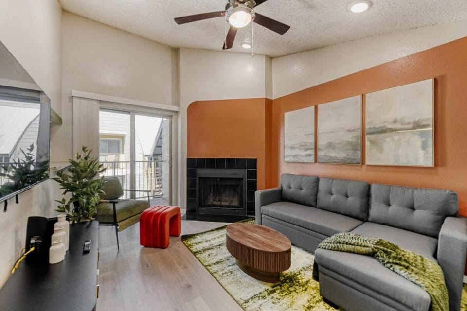Serene King Suite Getaway - Sleeps 4 - Pool, Pkg Apartment in Austin