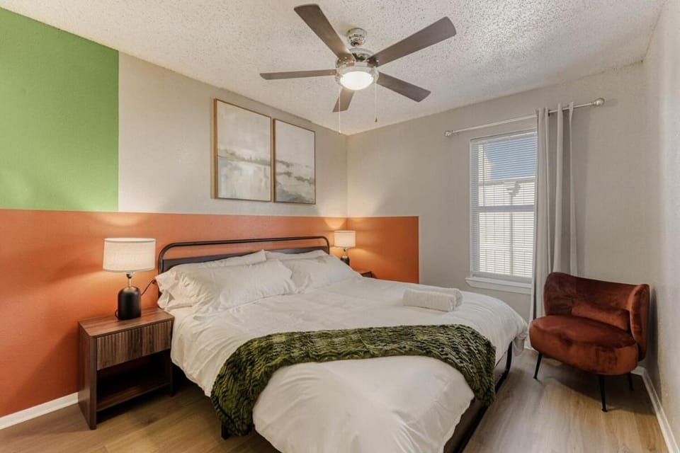 Serene King Suite Getaway - Sleeps 4 - Pool, Pkg Apartment in Austin