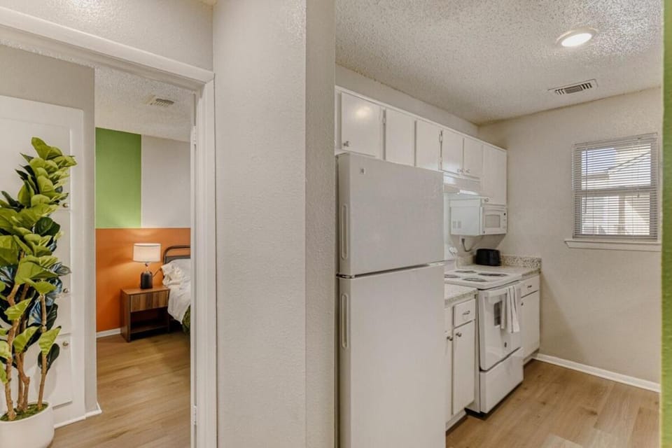 Serene King Suite Getaway - Sleeps 4 - Pool, Pkg Apartment in Austin