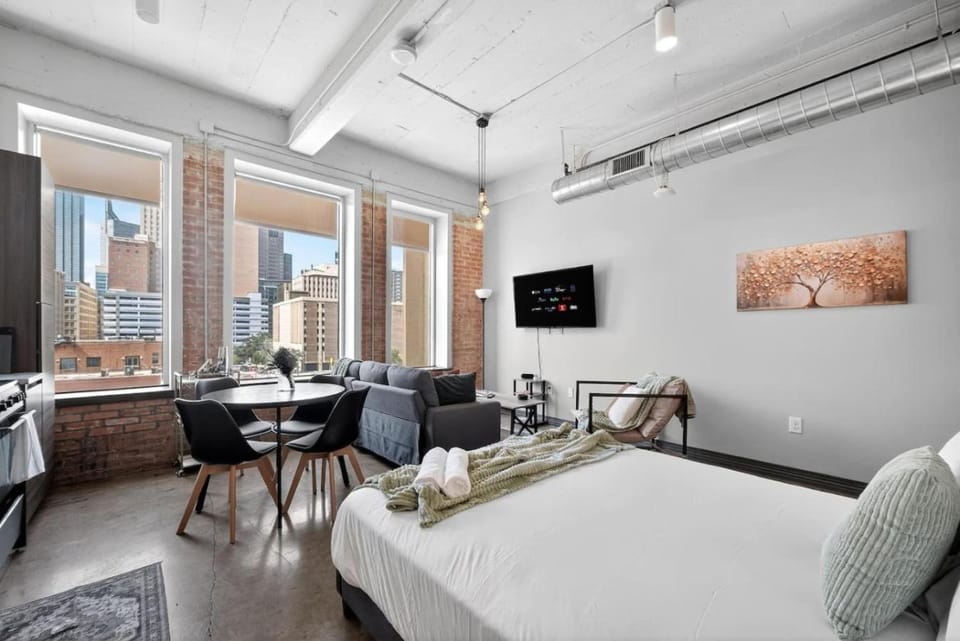Modern Downtown Apartment | Pool, Laundry, Valet Parking Apartment in Dallas