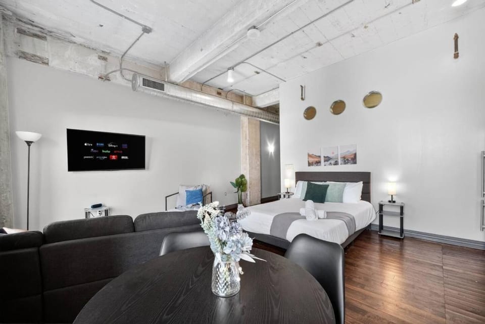 Modern Downtown Apartment | Pool, Laundry, Valet Parking Apartment in Dallas