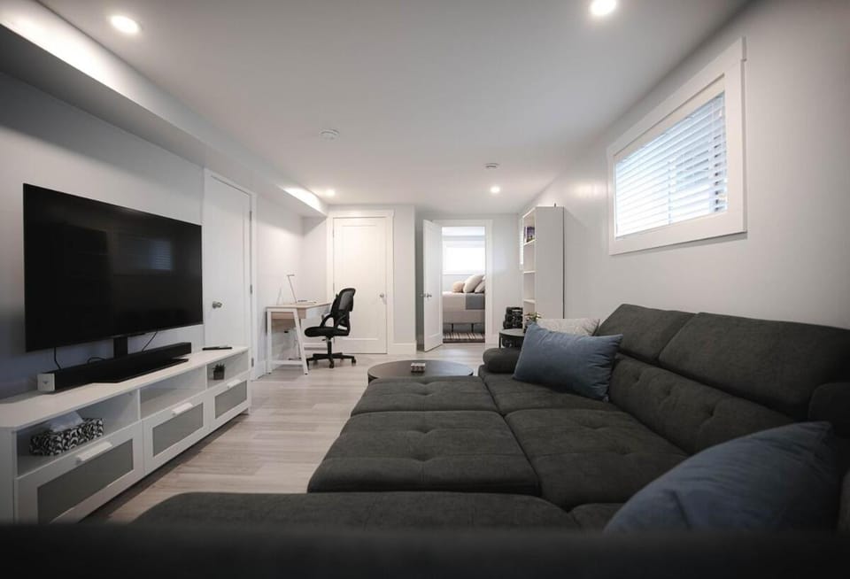 Communal lounge/ TV room, TV and multimedia, Living room, Seating area, Evening entertainment
