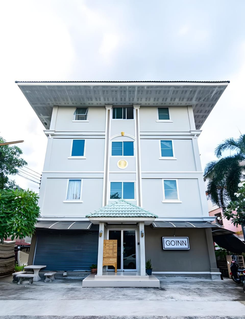 Property building, Facade/entrance, Day
