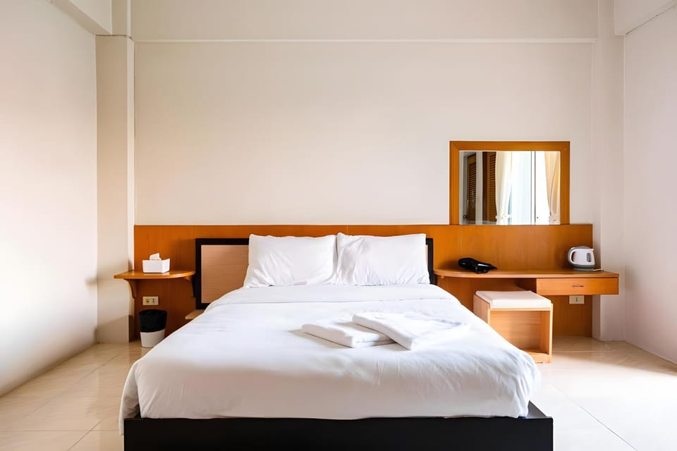 Bed, Photo of the whole room, Bedroom, towels