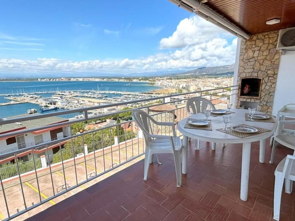 Hermoso apartamento en Roses con terraza y garaje, a 600m de la playa - HISP-312-8 Apartment in Roses