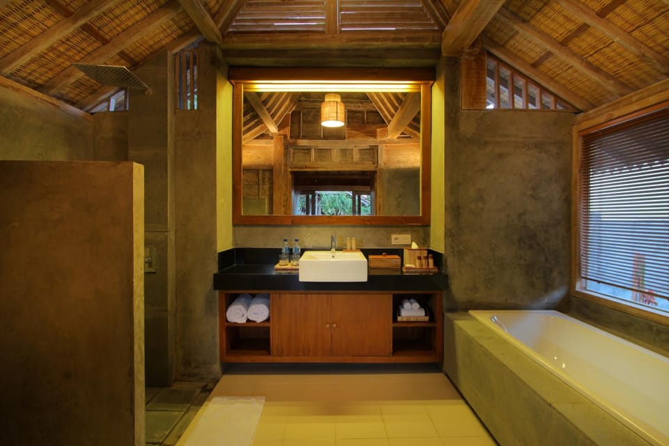 Day, Summer, Bathroom, Decorative detail, Decorative detail, On site, Garden view, Garden view