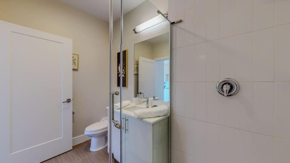 Cozy Modern Home Free Parking Apartment in Stamford