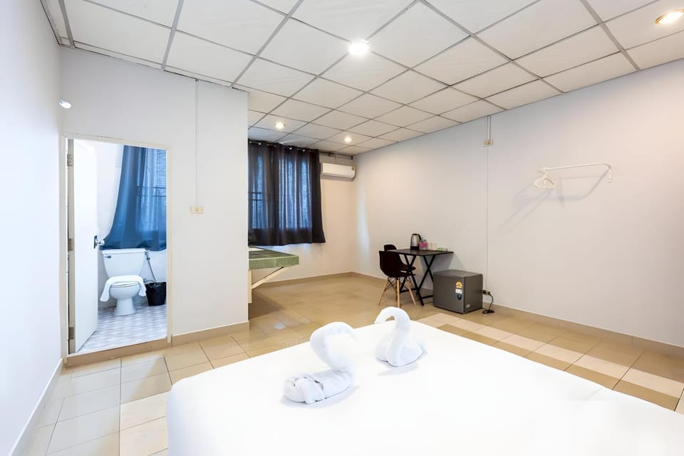 Toilet, Bed, Bathroom, Photo of the whole room, Bedroom, towels
