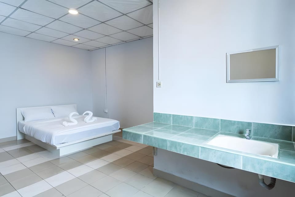 Bed, Bathroom, Photo of the whole room, Bedroom, towels