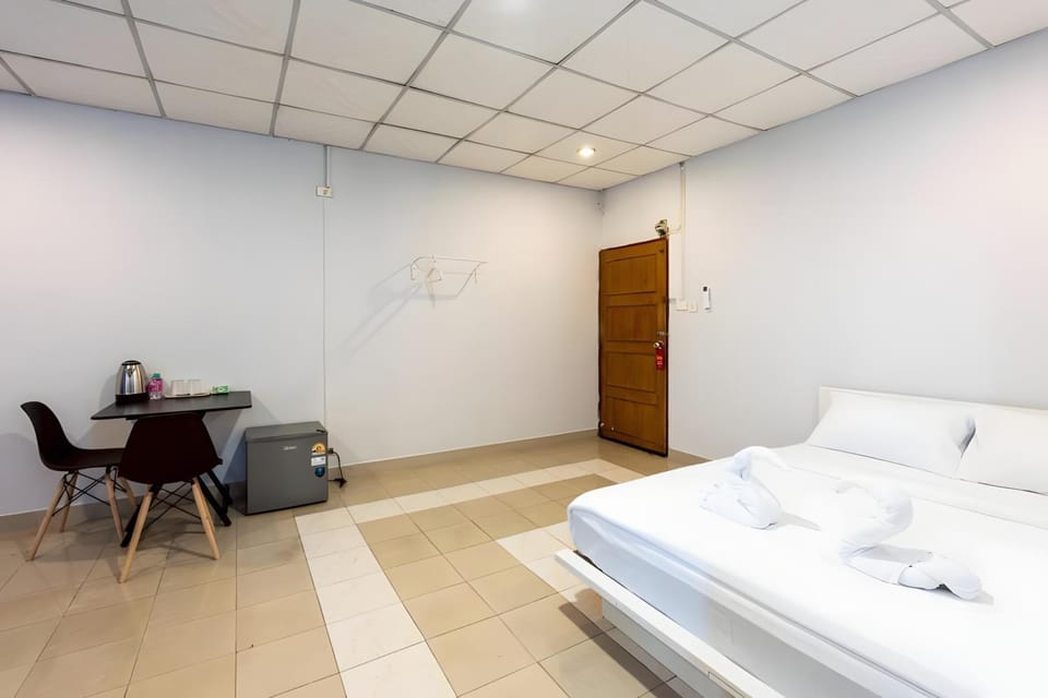 Bed, Photo of the whole room, Seating area, Dining area, Bedroom, towels