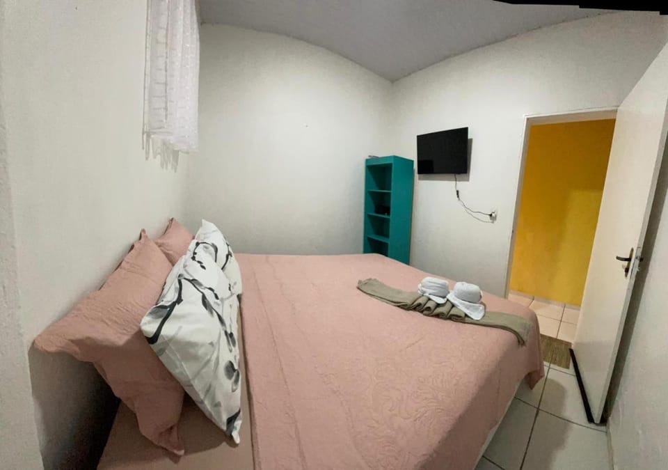 Bed, TV and multimedia, Photo of the whole room, Bedroom, towels
