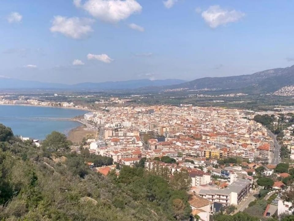 Bonito apartamento con terraza y aparcamiento privado en Roses - HISP-312-69 Apartment in Roses