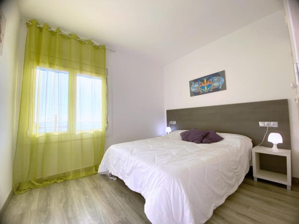 Bonito apartamento a 200m de la playa con terraza y garaje en Roses - HISP-312-48 Apartment in Roses