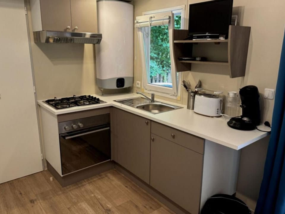 Mobil-home familial 8 pers avec terrasse - API-1-52-900 Campground/ 
RV Resort in Nouvelle-Aquitaine