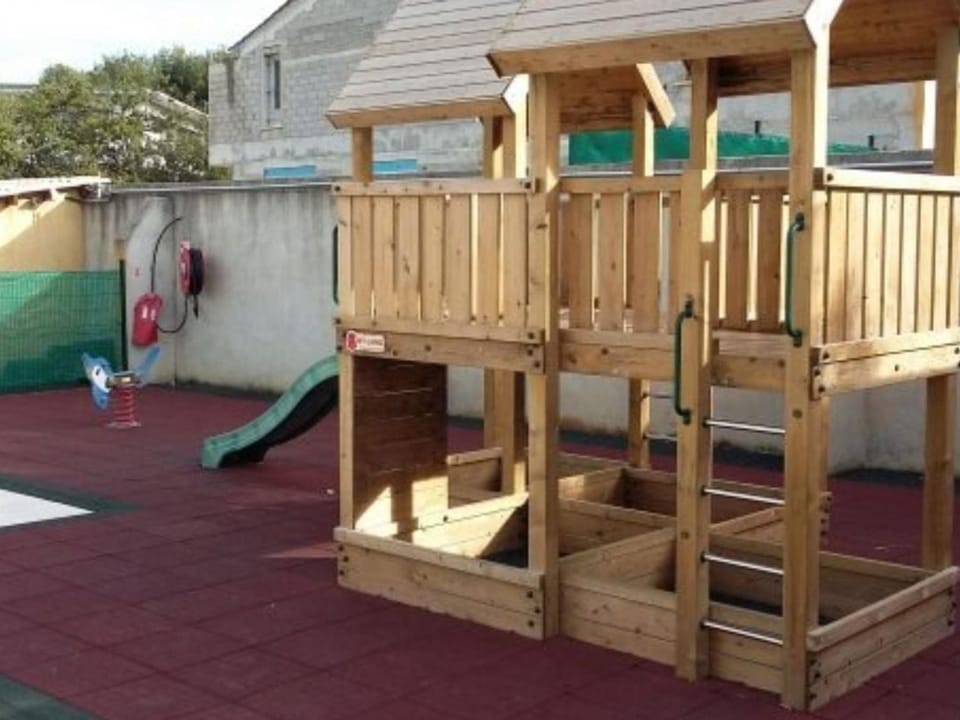 Chalet avec Terrasse au Camping Saint Jean, 4 Pers, 2 Ch - API-1-52-906 Campground/ 
RV Resort in La Seyne-sur-Mer