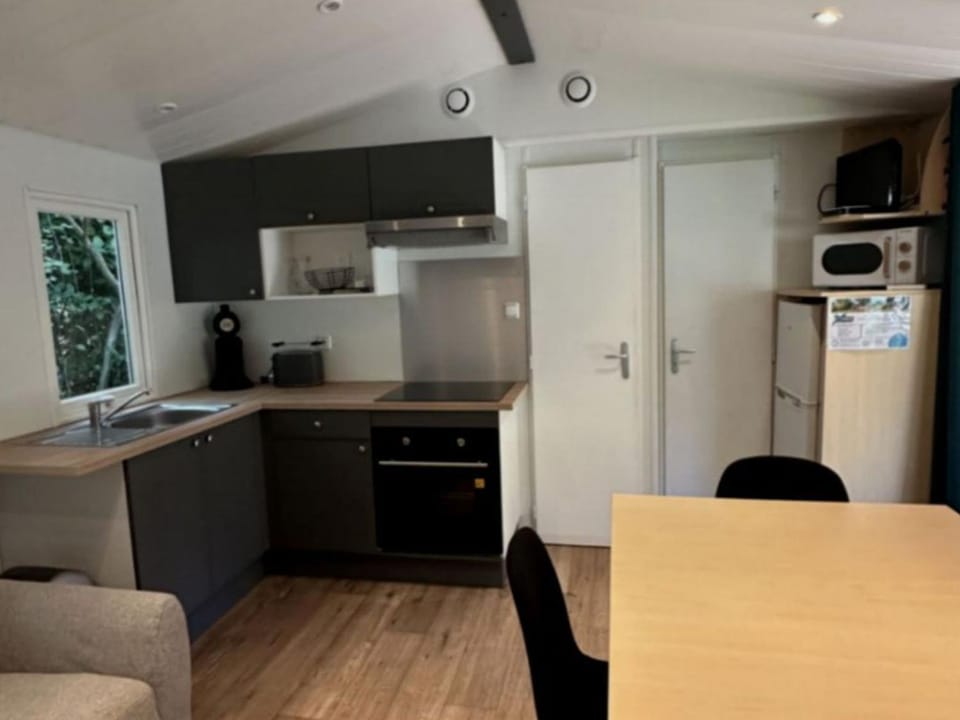 Chalet 6 Pers avec Terrasse et Cuisine Equipée - API-1-52-969 Campground/ 
RV Resort in Nouvelle-Aquitaine