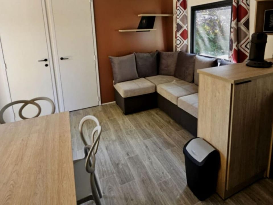 Mobil-home 34m² avec terrasse pour 6 pers., Charlieu - API-1-52-1199 Campground/ 
RV Resort in Auvergne-Rhône-Alpes