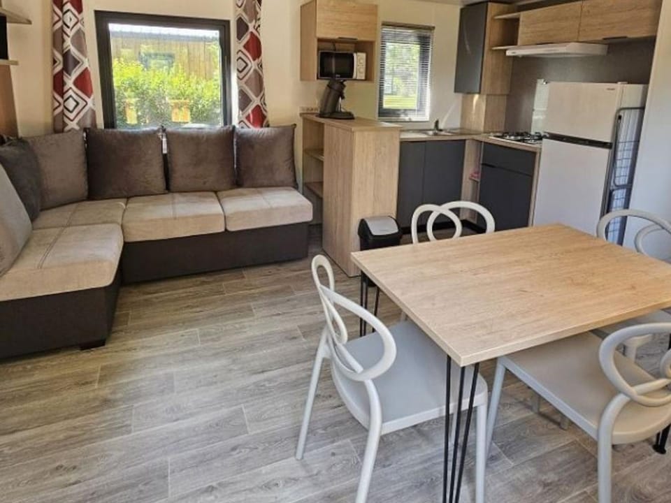 Mobil-home 34m² avec terrasse pour 6 pers., Charlieu - API-1-52-1199 Campground/ 
RV Resort in Auvergne-Rhône-Alpes