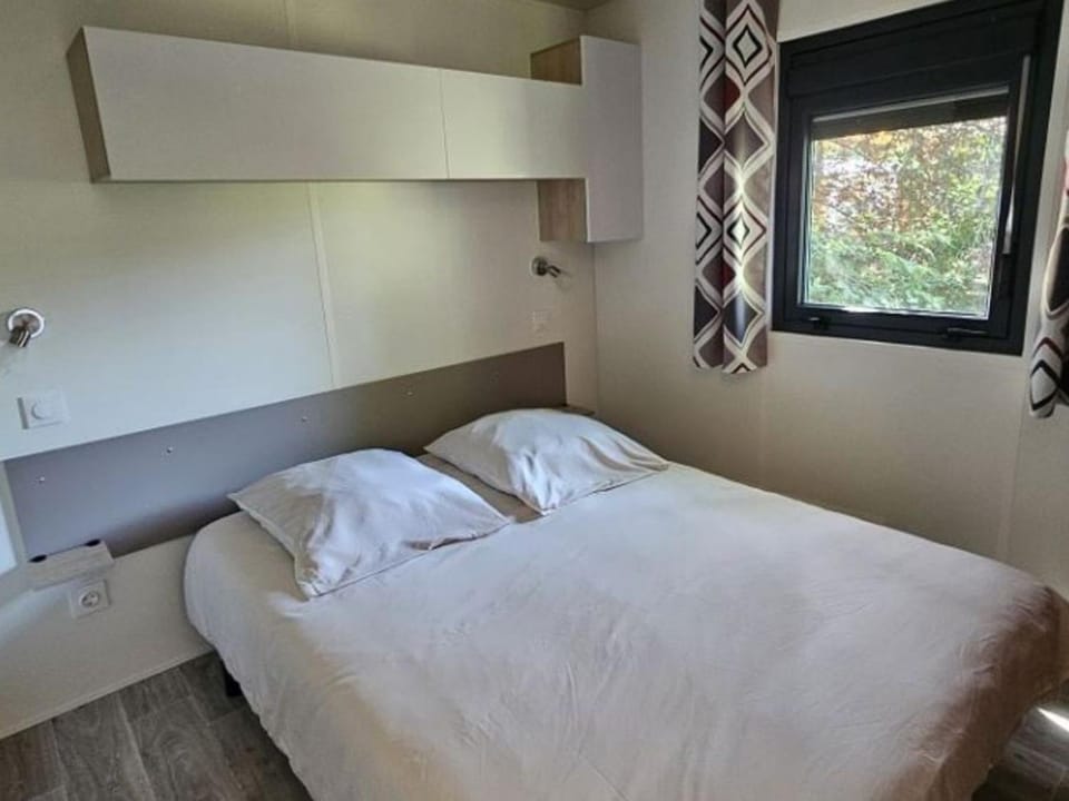 Mobil-home 34m² avec terrasse pour 6 pers., Charlieu - API-1-52-1199 Campground/ 
RV Resort in Auvergne-Rhône-Alpes