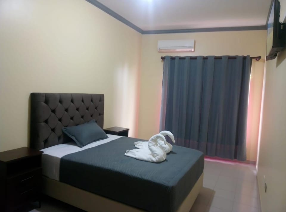 Bed, TV and multimedia, Photo of the whole room, Bedroom, towels, air conditioner