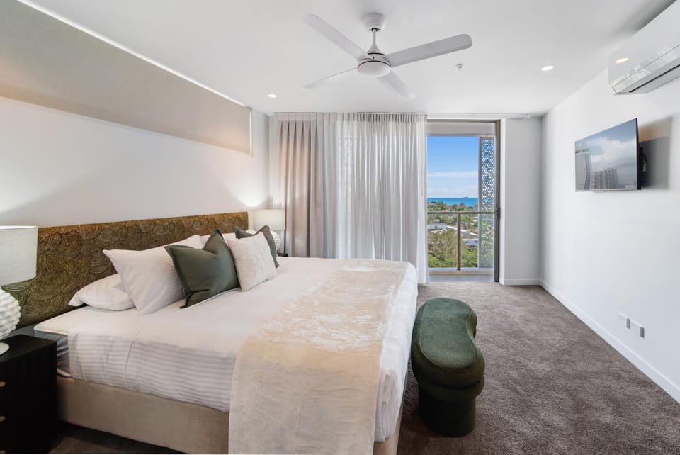 Bed, Natural landscape, TV and multimedia, Bedroom, air conditioner