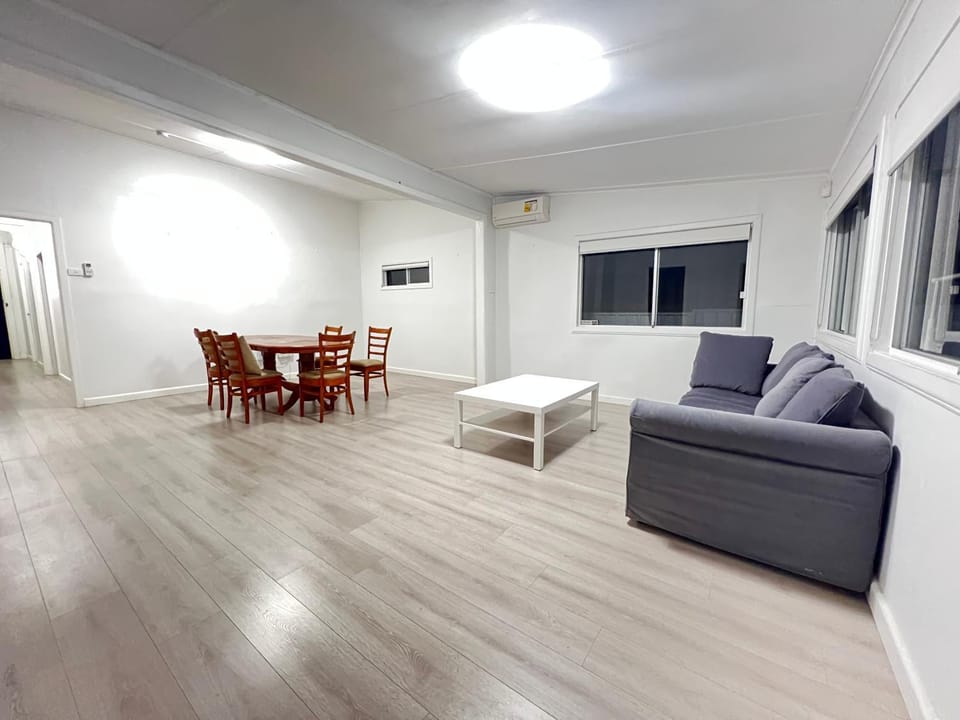 Queen Room with Air Conditioning, Train Station - LD3 Vacation rental in Lidcombe