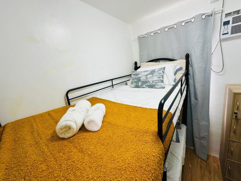 Bedroom, bunk bed