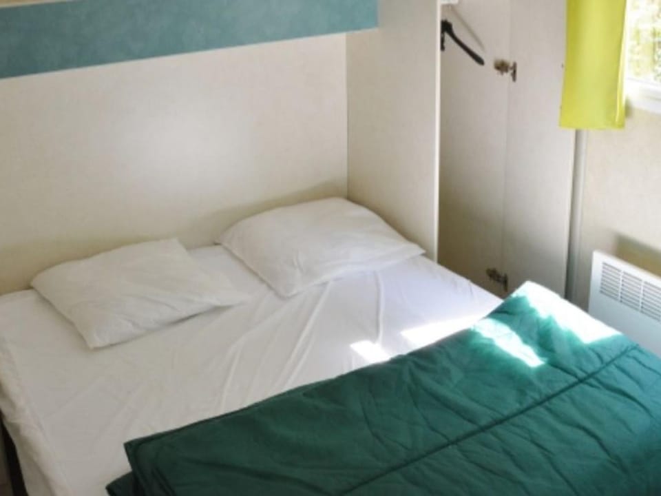 Chalet 6 pers avec Terrasse et Barbecue - API-1-52-1243 Campground/ 
RV Resort in Argentat-sur-Dordogne