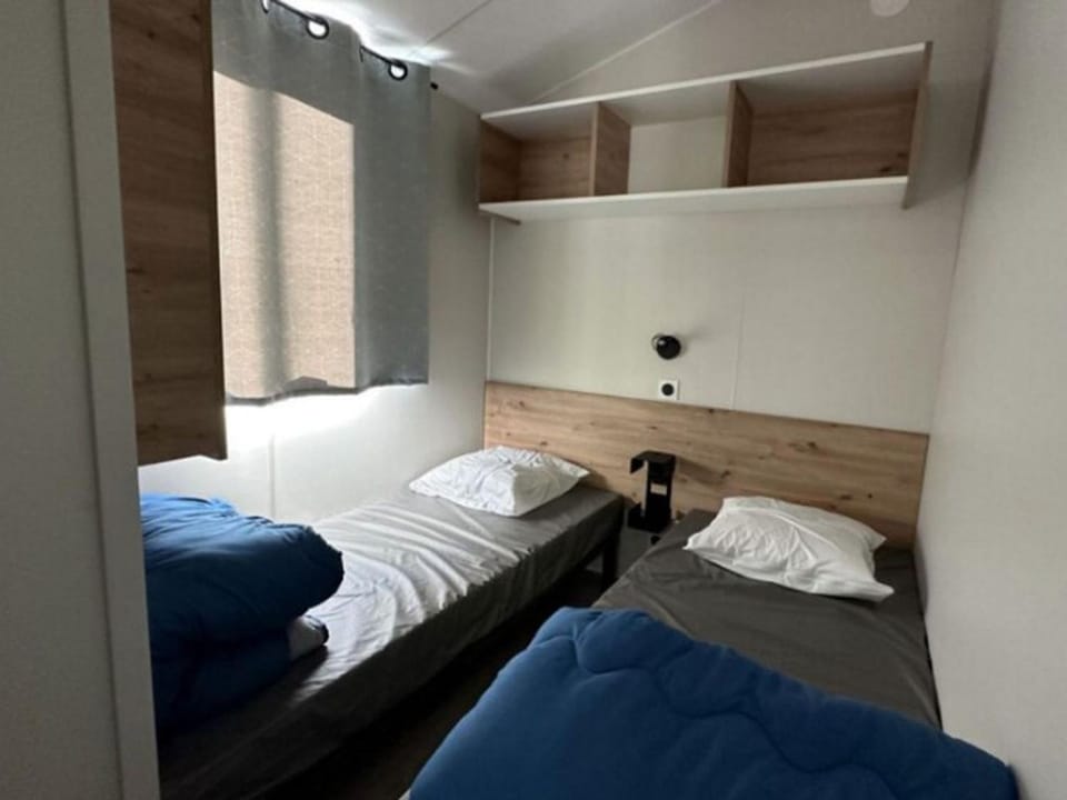 Mobil home confortable avec terrasse à Challes-les-Eaux - API-1-52-1268 Campground/ 
RV Resort in Auvergne-Rhône-Alpes