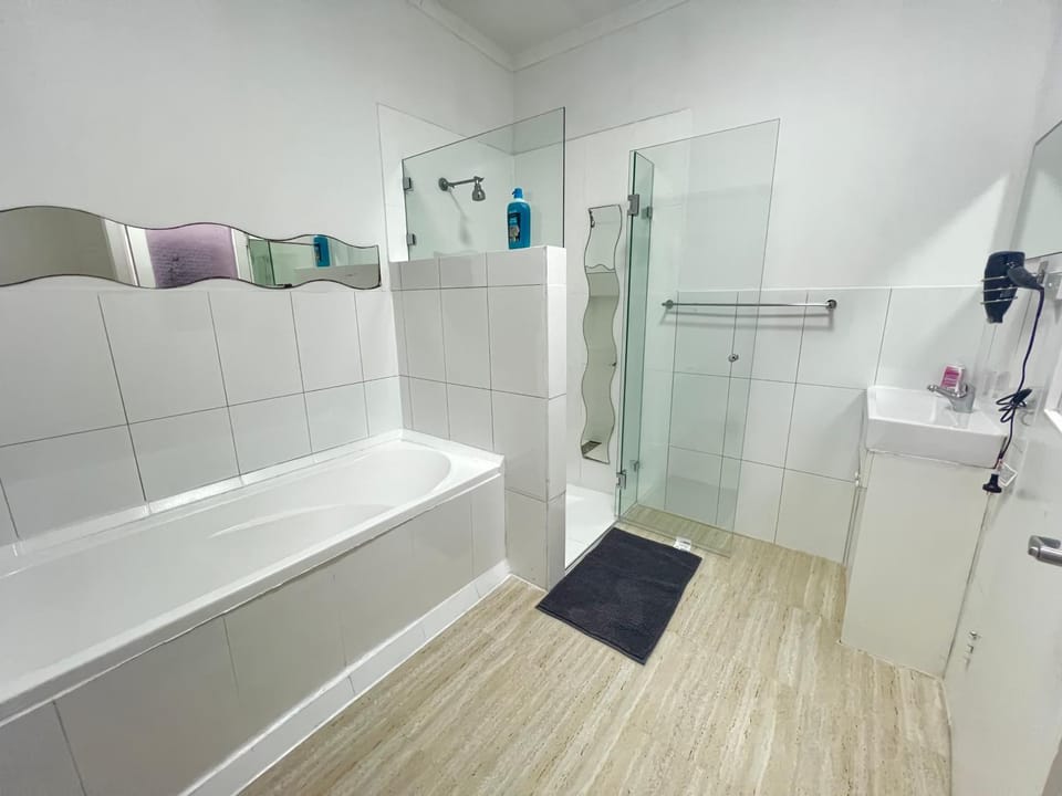 Queen Room with Air Conditioning, Train Station - LD4 Vacation rental in Lidcombe