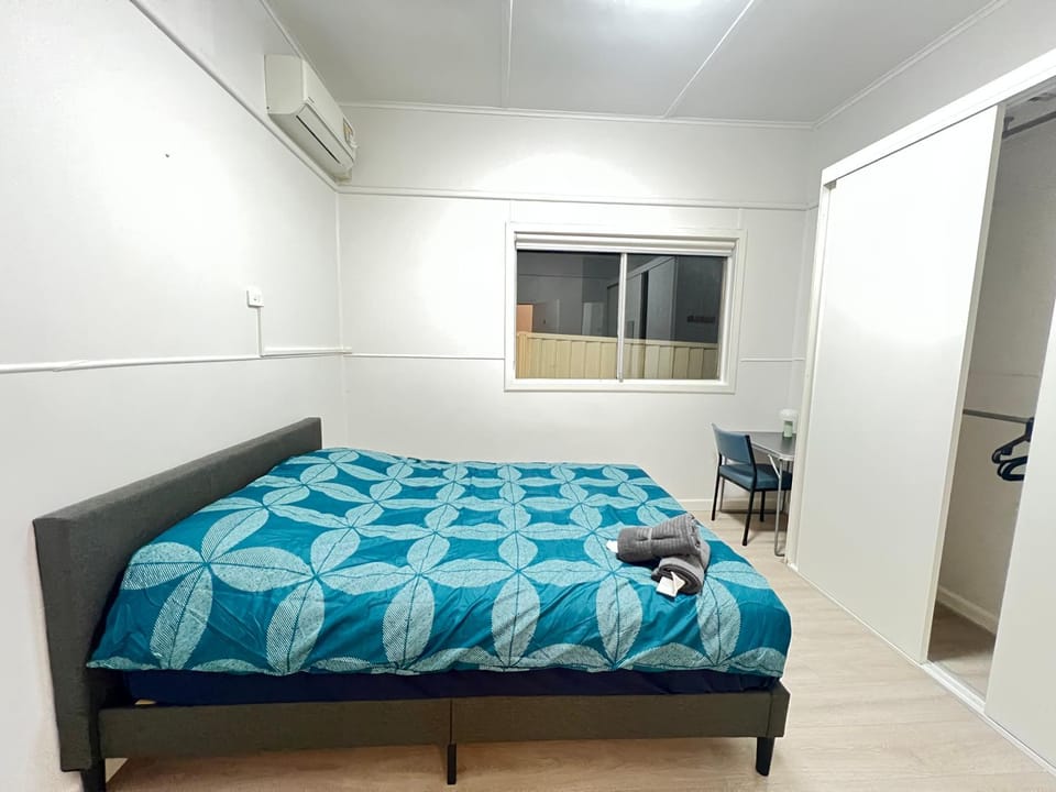 Queen Room with Air Conditioning, Train Station - LD4 Vacation rental in Lidcombe