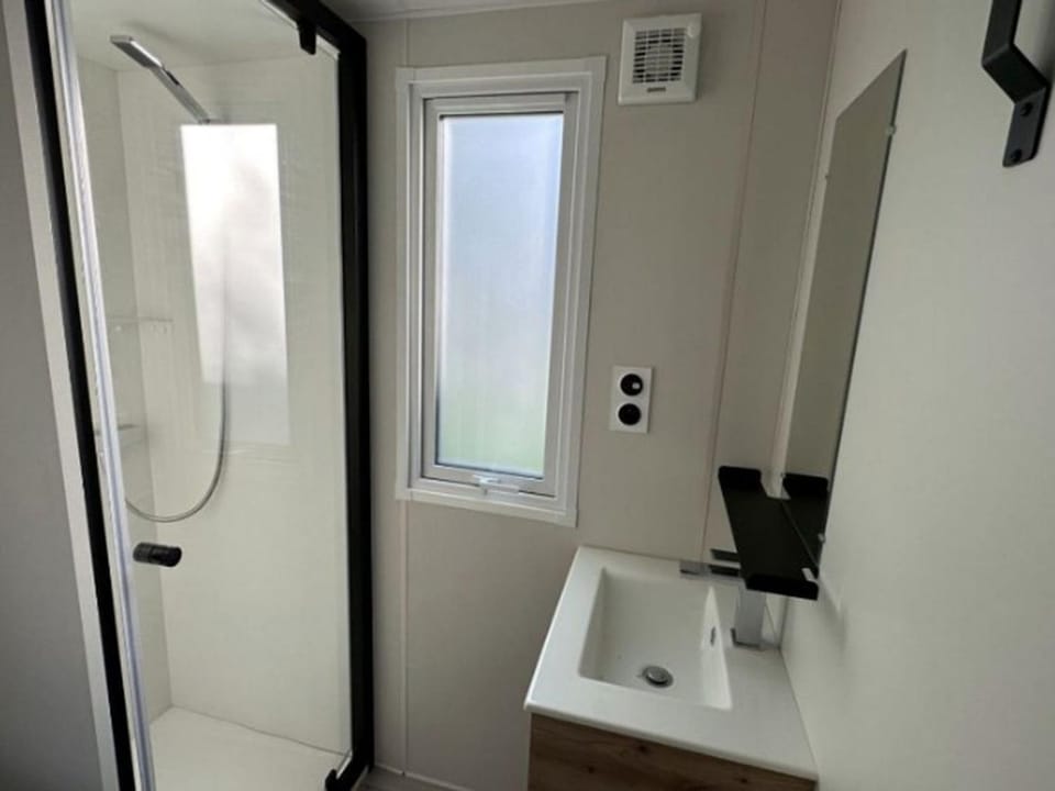 Mobil-home confortable avec terrasse - 4 personnes - API-1-52-1277 Campground/ 
RV Resort in Auvergne-Rhône-Alpes